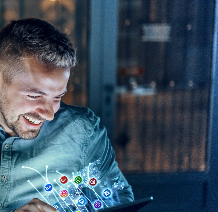 Profissional usando um tablet em um ambiente de trabalho à noite — foto de banco de imagens publicada no site da Primex.