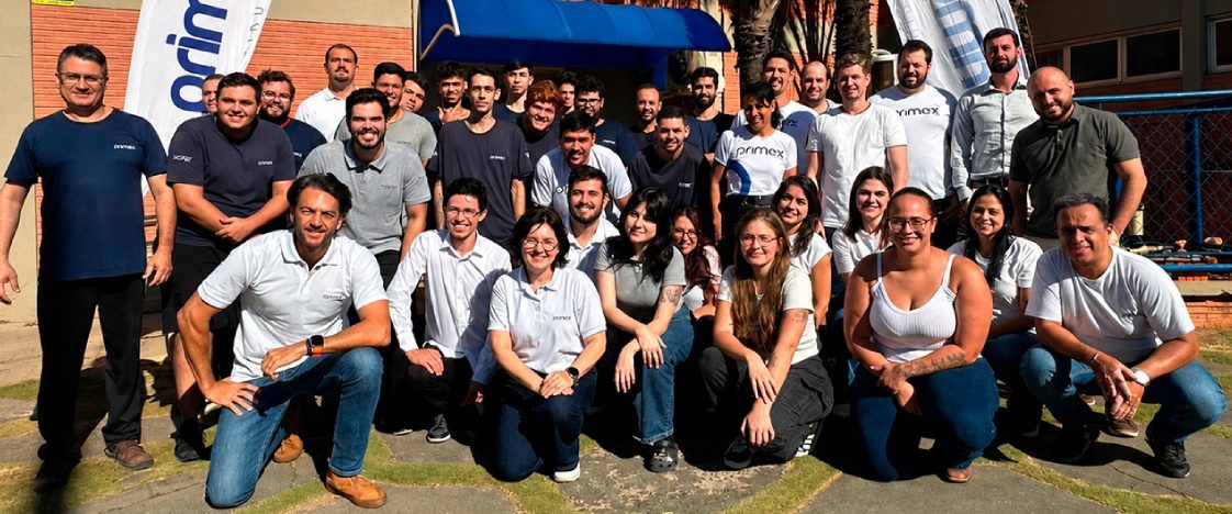 Equipe reunida em um ambiente de trabalho — foto de banco de imagens usada no site da Primex.